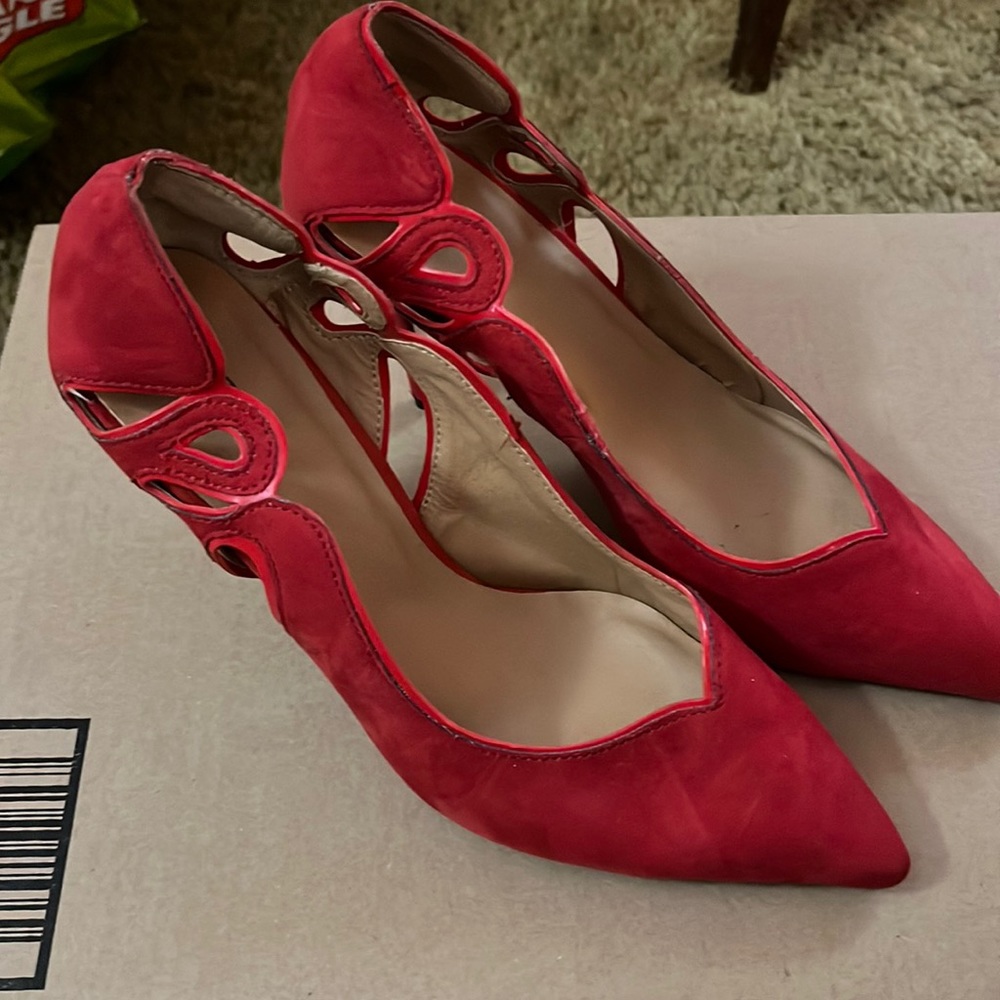 Red pumps